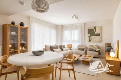 Obývací pokoj; přirozené světlo, moderní styl, dřevěná podlaha
