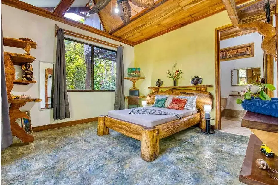 Schlafzimmer; holzbalken, holzboden, tageslicht, rustikaler stil