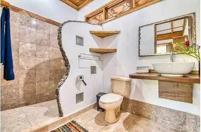 Badezimmer; fliesenboden, tageslicht, renoviert