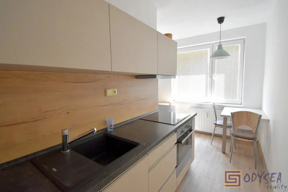 Cucina; elettrodomestici, luce naturale, stile moderno
