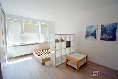 Camera da letto; luce naturale, pavimento in legno