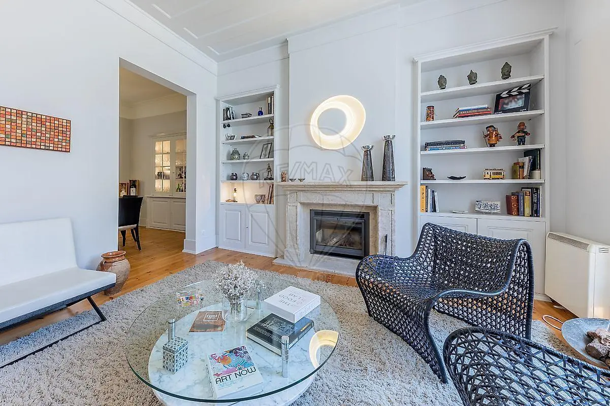 Salon; cheminée, parquet, lumière naturelle, style moderne