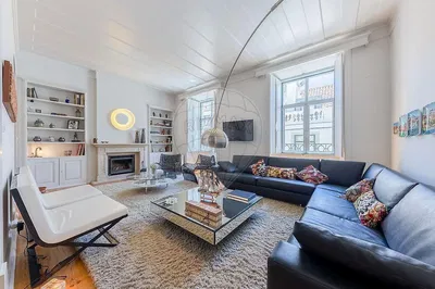 Дневна соба; камин, природно светло, модерни стил