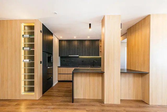 Cuisine; électroménager, parquet, rénové, style moderne, lumière naturelle