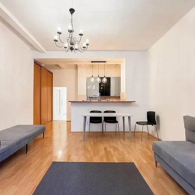 Oturma odası; doğal ışık, modern stil, ahşap zemin