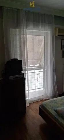 Spálňa; drevená podlaha, prirodzené svetlo