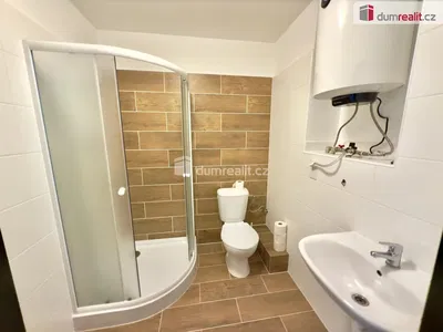 Badezimmer; fliesenboden, warmwasserbereiter, tageslicht