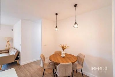 Obývací pokoj; moderní styl, dřevěná podlaha, přirozené světlo, po rekonstrukci