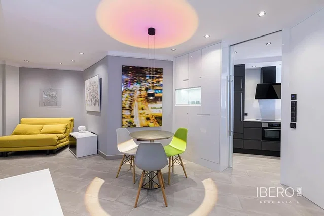 Woonkamer; moderne stijl, keukenapparatuur, tegelvloer, gerenoveerd, natuurlijk licht