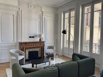 Wohnzimmer; kamin, holzboden, tageslicht, moderner stil
