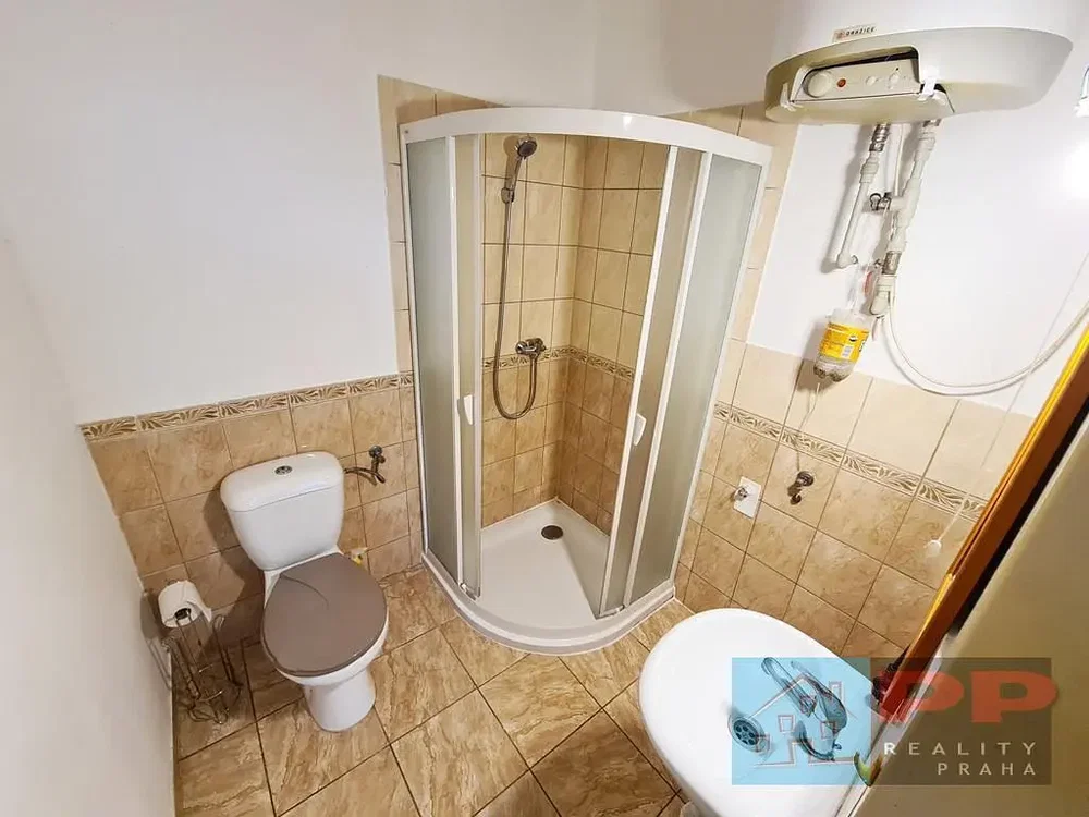Banyo; fayans zemin, su ısıtıcısı
