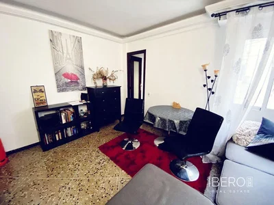 Oturma odası; fayans zemin, doğal ışık