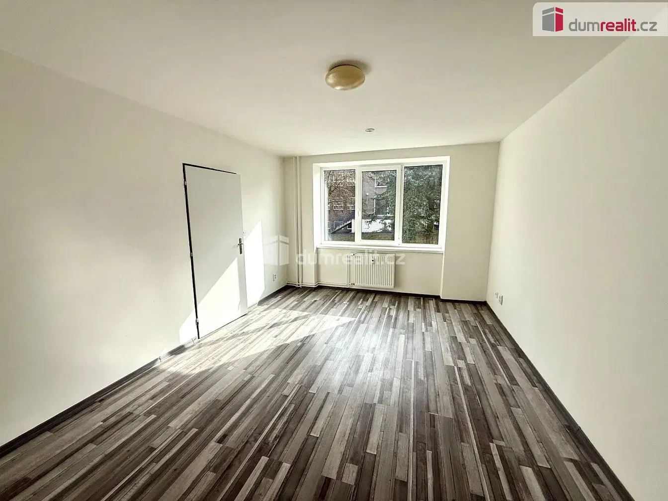 Schlafzimmer; holzboden, tageslicht