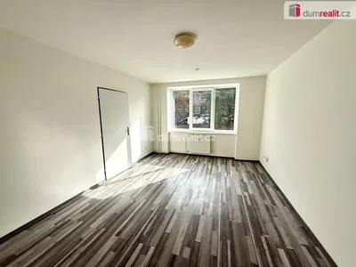 Schlafzimmer; holzboden, tageslicht