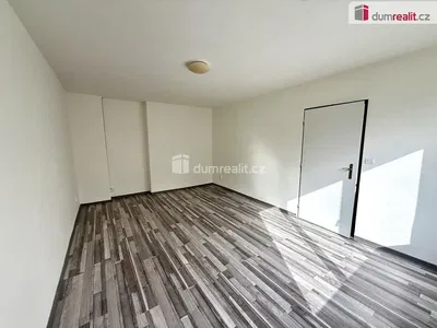Schlafzimmer; holzboden, tageslicht, renoviert
