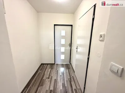 Garderobe; fliesenboden, renoviert, tageslicht