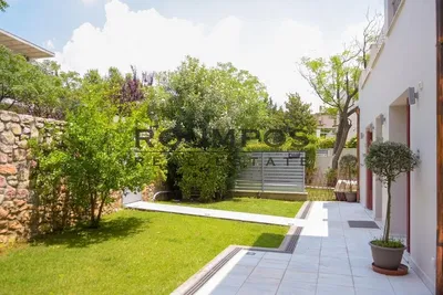 Maison et environs; vue, lumière naturelle