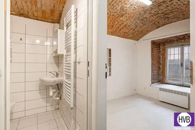 Toilette; fliesenboden, renovierungsbedürftig