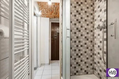 Badezimmer; fliesenboden, tageslicht, renoviert