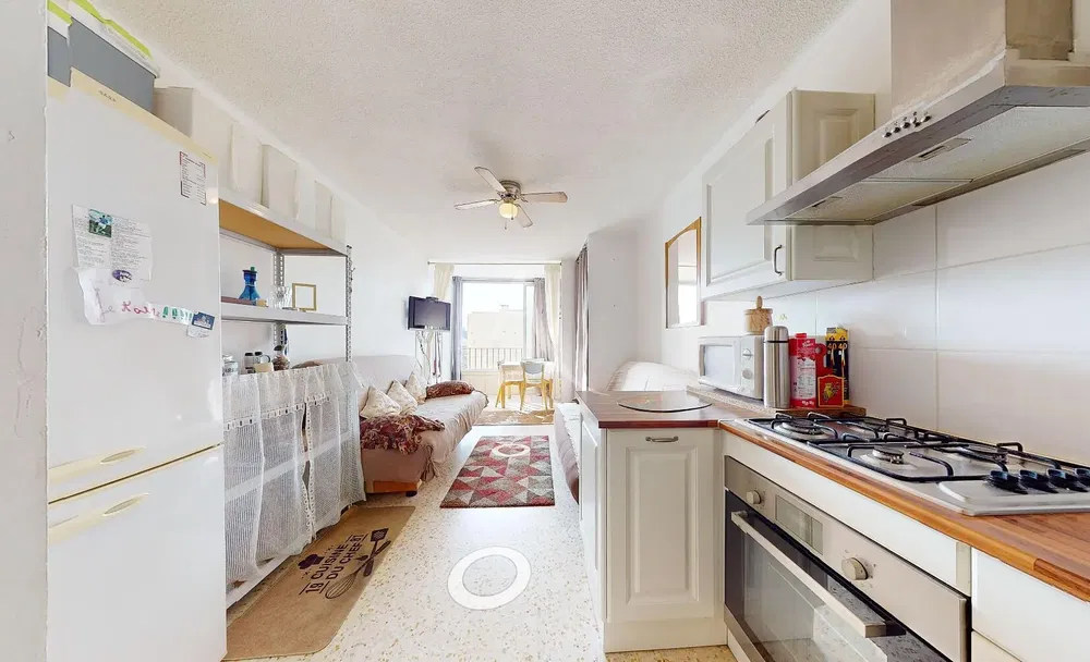 Mutfak; mutfak aletleri, doğal ışık, modern stil