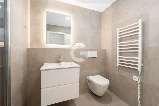 Badezimmer; fliesenboden, renoviert, tageslicht, moderner stil