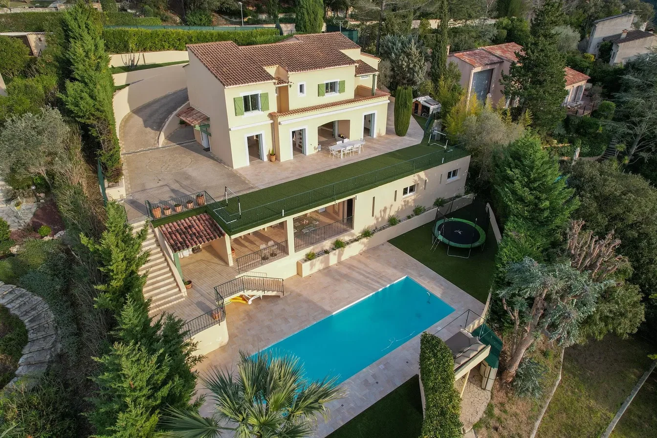 Maison et environs; vue