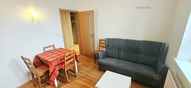 Σαλόνι; ξύλινο πάτωμα, φυσικό φως