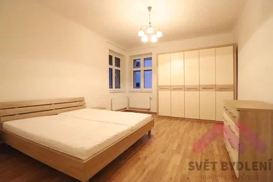 Schlafzimmer; holzboden, tageslicht
