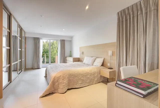 Schlafzimmer; tageslicht, fliesenboden, moderner stil