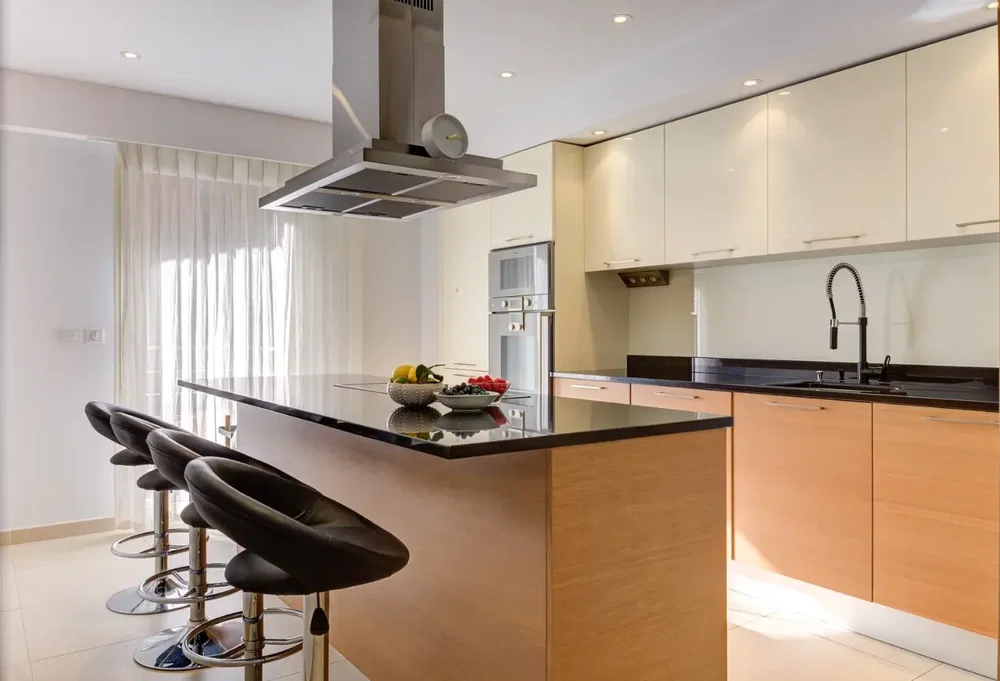 Кухиња; кухињски апарати, плочице, природно светло, модерни стил