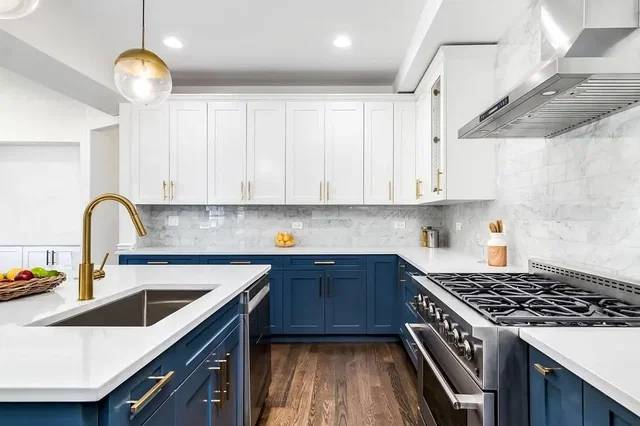 Cocina; electrodomésticos, suelo de madera, luz natural, estilo moderno