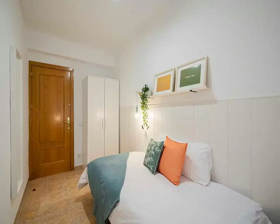 Schlafzimmer; fliesenboden, tageslicht