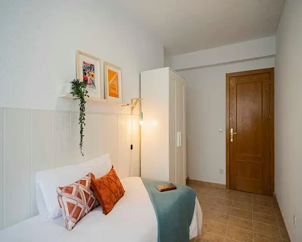 Spavaća soba; prirodno svjetlo, moderni stil