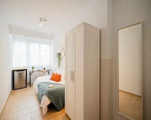 Spavaća soba; pločice, prirodno svjetlo