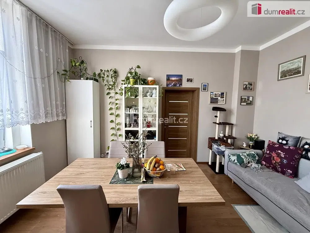 Obývací pokoj; přirozené světlo, moderní styl, dřevěná podlaha