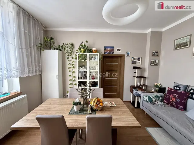 Salon; światło dzienne, styl nowoczesny, podłoga drewniana