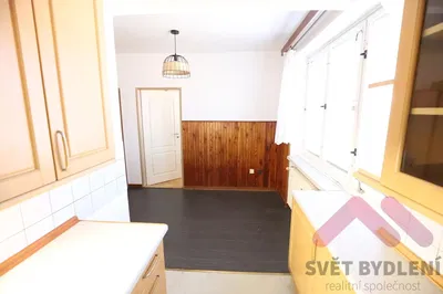Kuhinja; pločice, drvene grede, prirodna svjetlost