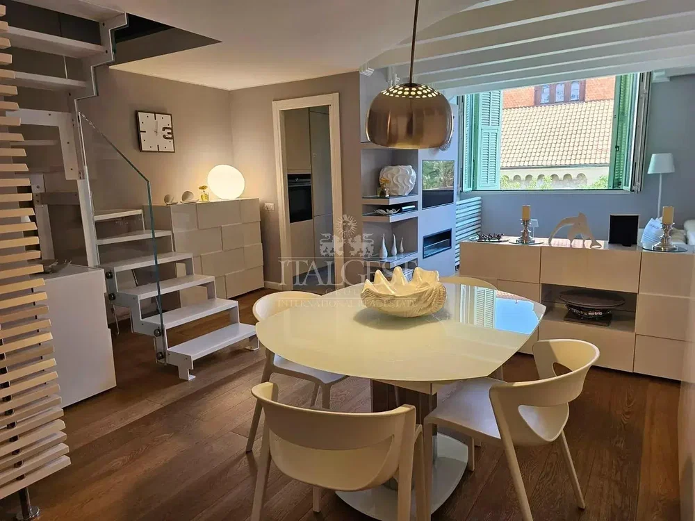 Yemek odası; modern stil, ahşap zemin, doğal ışık, manzara
