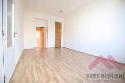 Obývací pokoj; dřevěná podlaha, přirozené světlo, po rekonstrukci