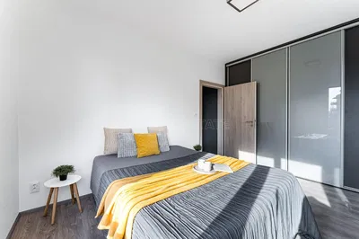 Spavaća soba; drveni pod, prirodna svjetlost, moderan stil