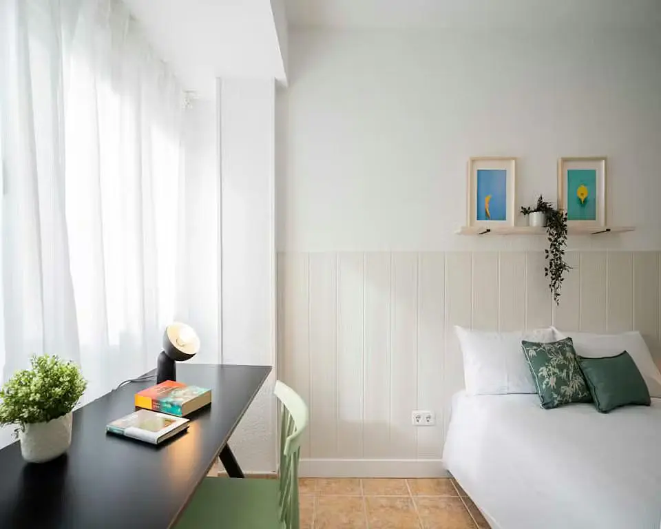 Yatak odası; doğal ışık, modern stil