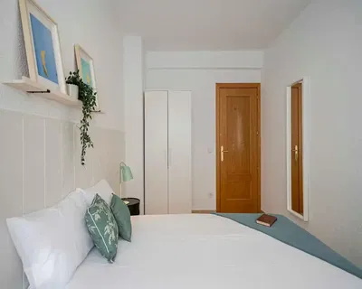 Yatak odası; doğal ışık, modern stil