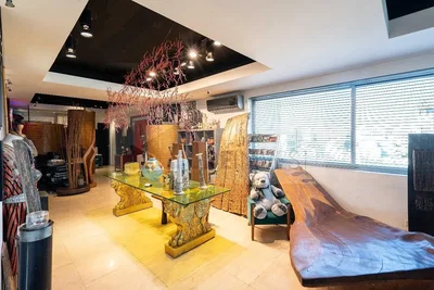 Salon; style rustique, poutres en bois, parquet, lumière naturelle