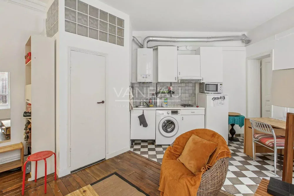 Кухиња; дрвени под, плочице, природно светло, модерни стил