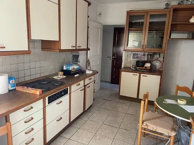 Cuisine; carrelage, parquet, nécessite rénovation