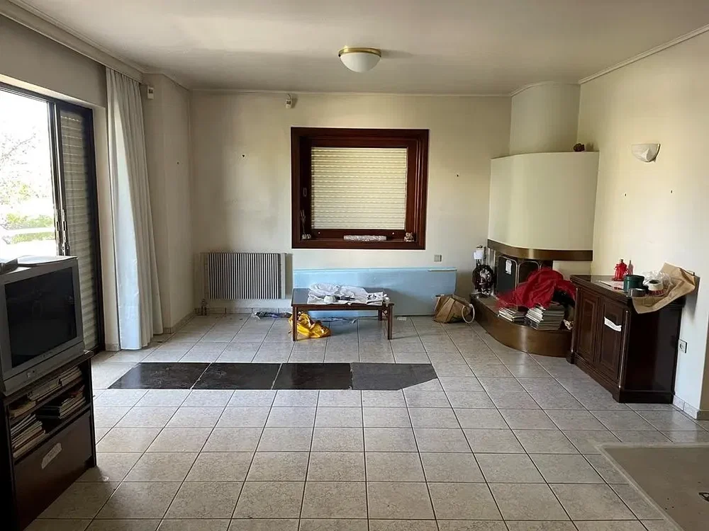 Salon; carrelage, nécessite rénovation, lumière naturelle