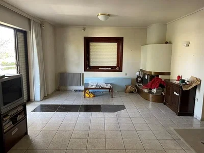 Salon; carrelage, nécessite rénovation, lumière naturelle