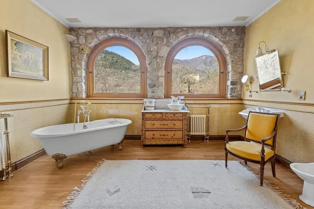 Salle de bain; vue, parquet, lumière naturelle