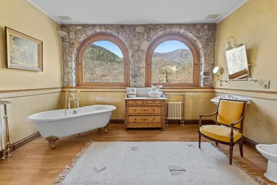 Salle de bain; vue, parquet, lumière naturelle