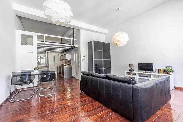 Oturma odası; ahşap zemin, doğal ışık, modern stil